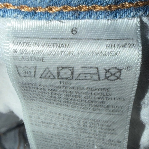 Old Navy High Rise Secret Slim Pockets Light Wash Distressed Jean Shorts Size 6 - Picture 4 of 4